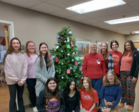 Pottsgrove Students Go to ManorCare to Decorate for Christmas